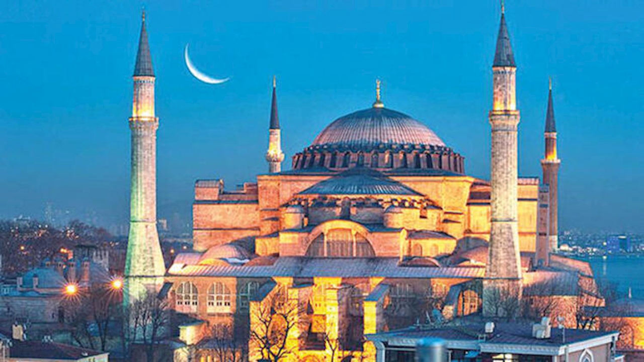 Ayasofya Asli Hüviyetine Kavuşmalıdır